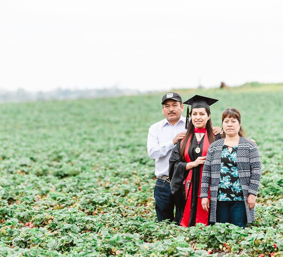 Hija de inmigrantes se toma foto de graduación en campos 